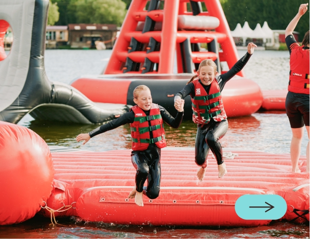 Kinder tobben auf dem Aqua Park