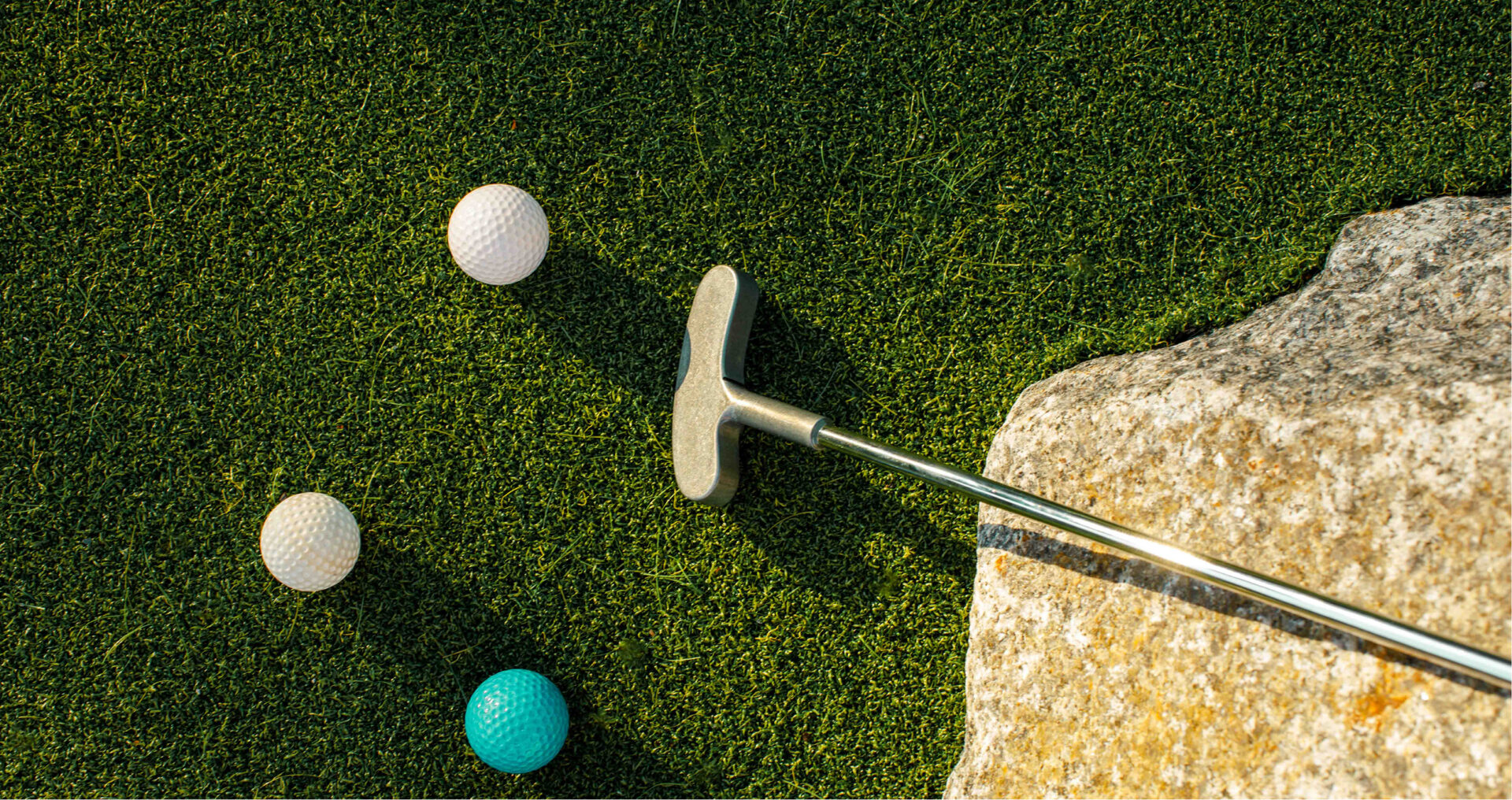 Bälle und Schläger auf der Adventure Golf Anlage