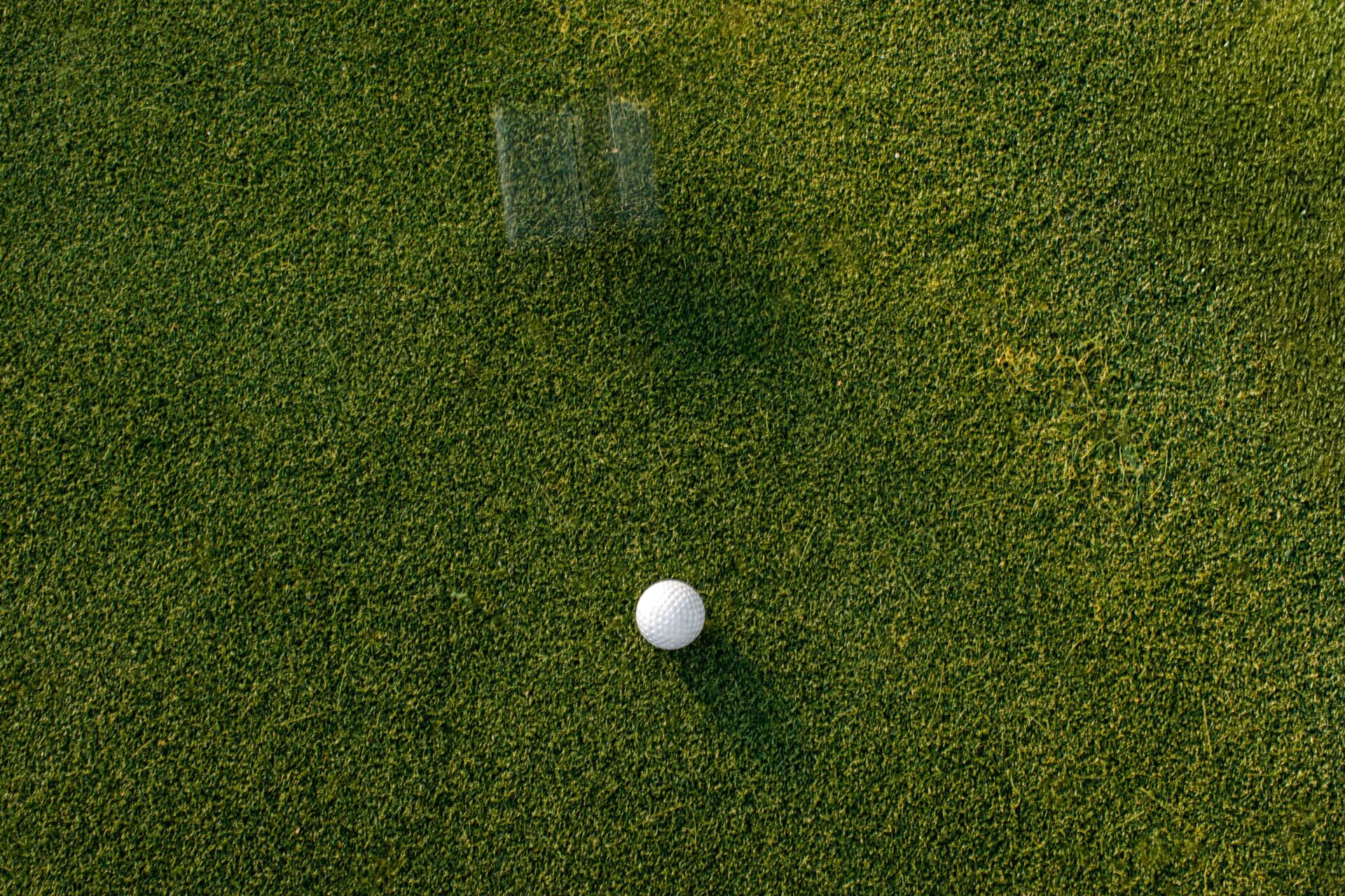 Weißer Golfball liegt auf einen Adventure Golf Bahn