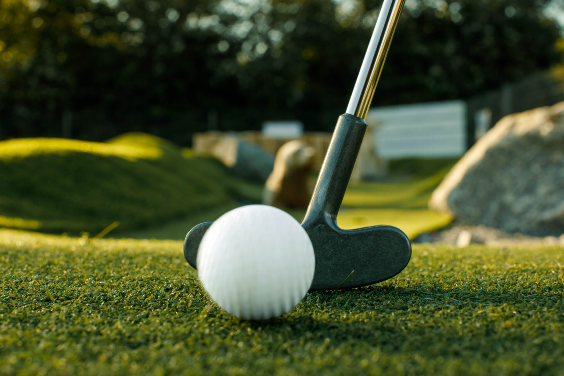 Golfball und Schläger auf einer Adventure Golf Bahn in Hooksiel