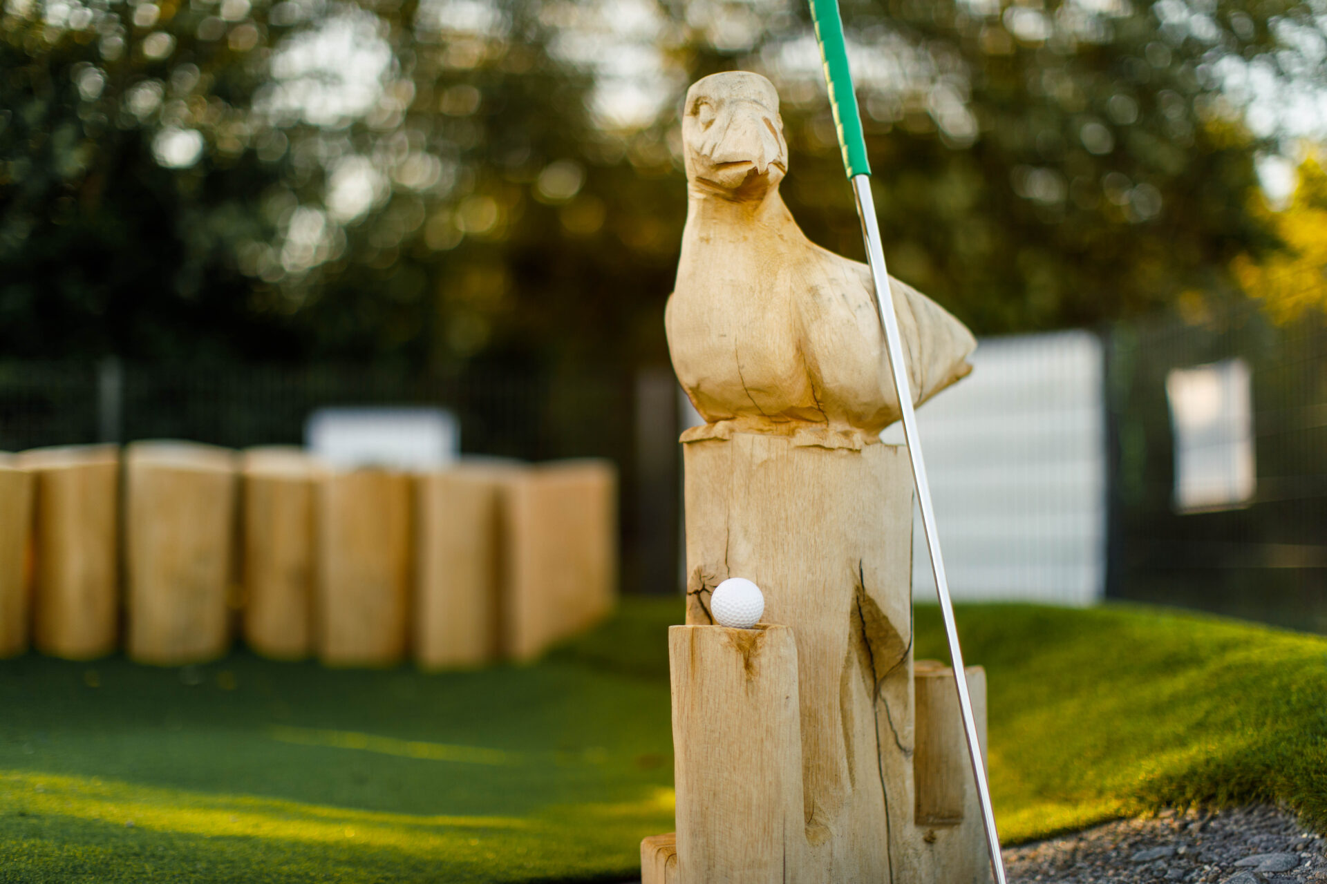 Möwenfigur mit Golfball auf der Adventure Golf Anlage in Hooksiel