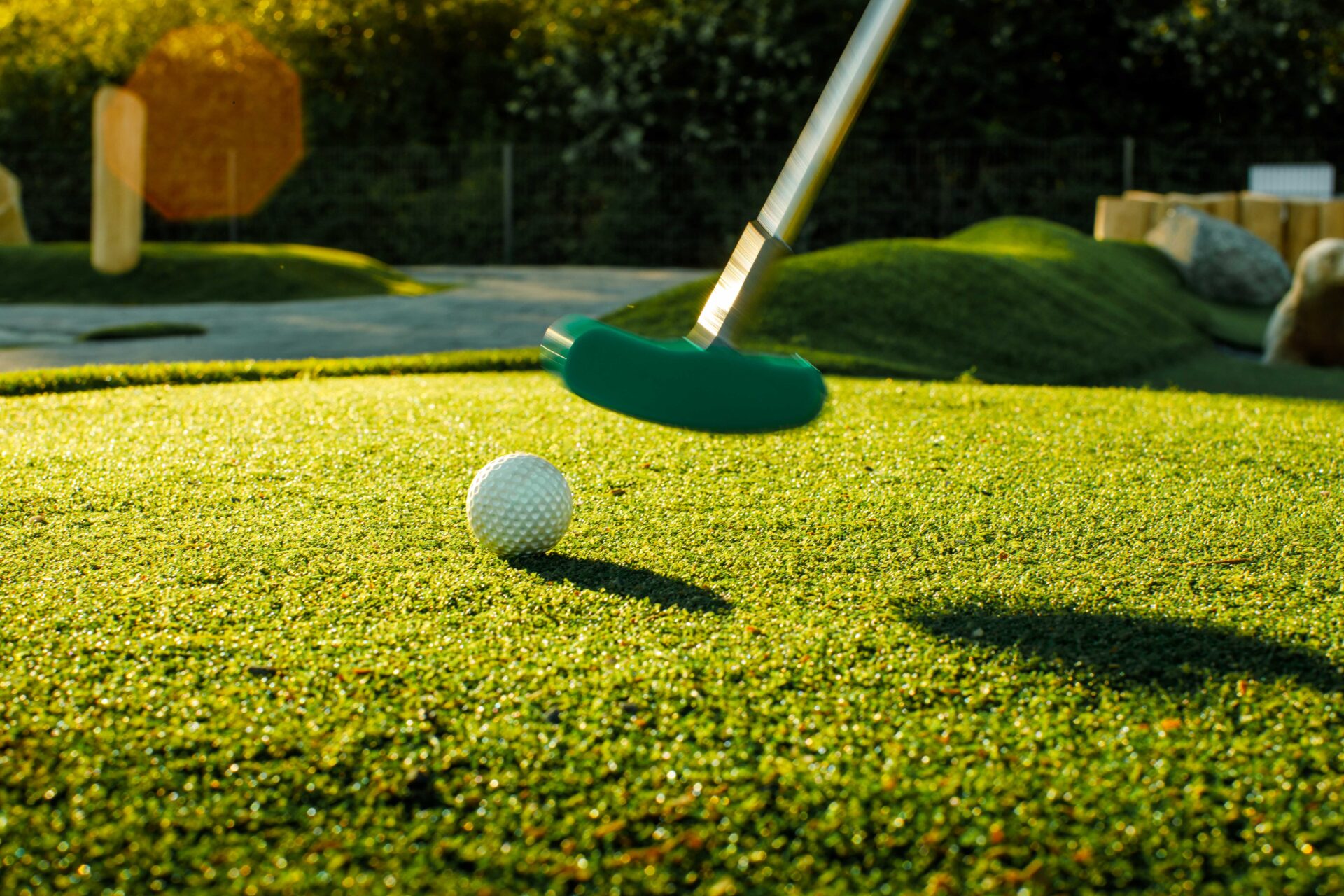 Putten auf dem Green der Adventure Golf Anlage in Hooksiel