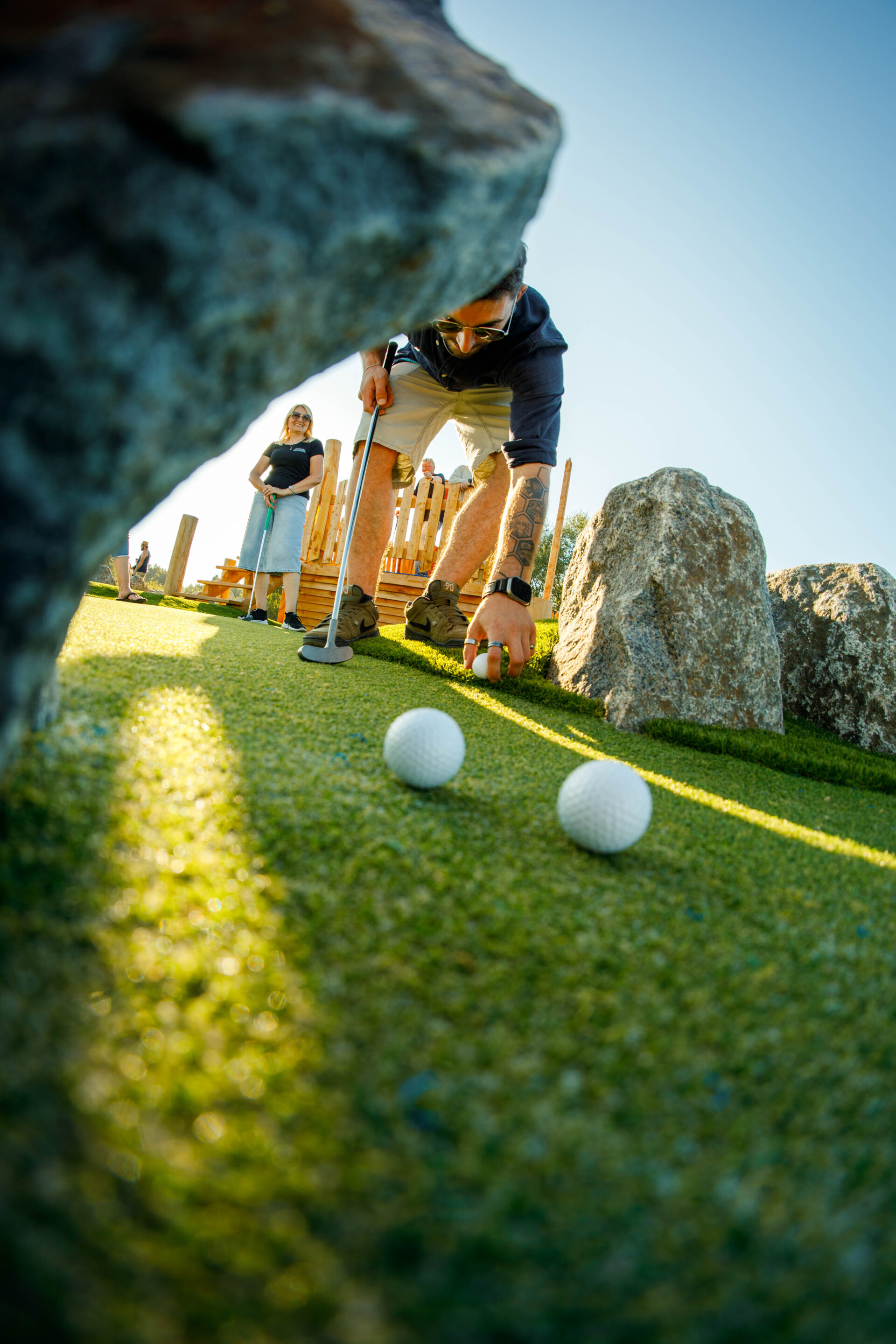 Golfball auf einer Adventure Golf Bahn mit Fischkutter in Hooksiel