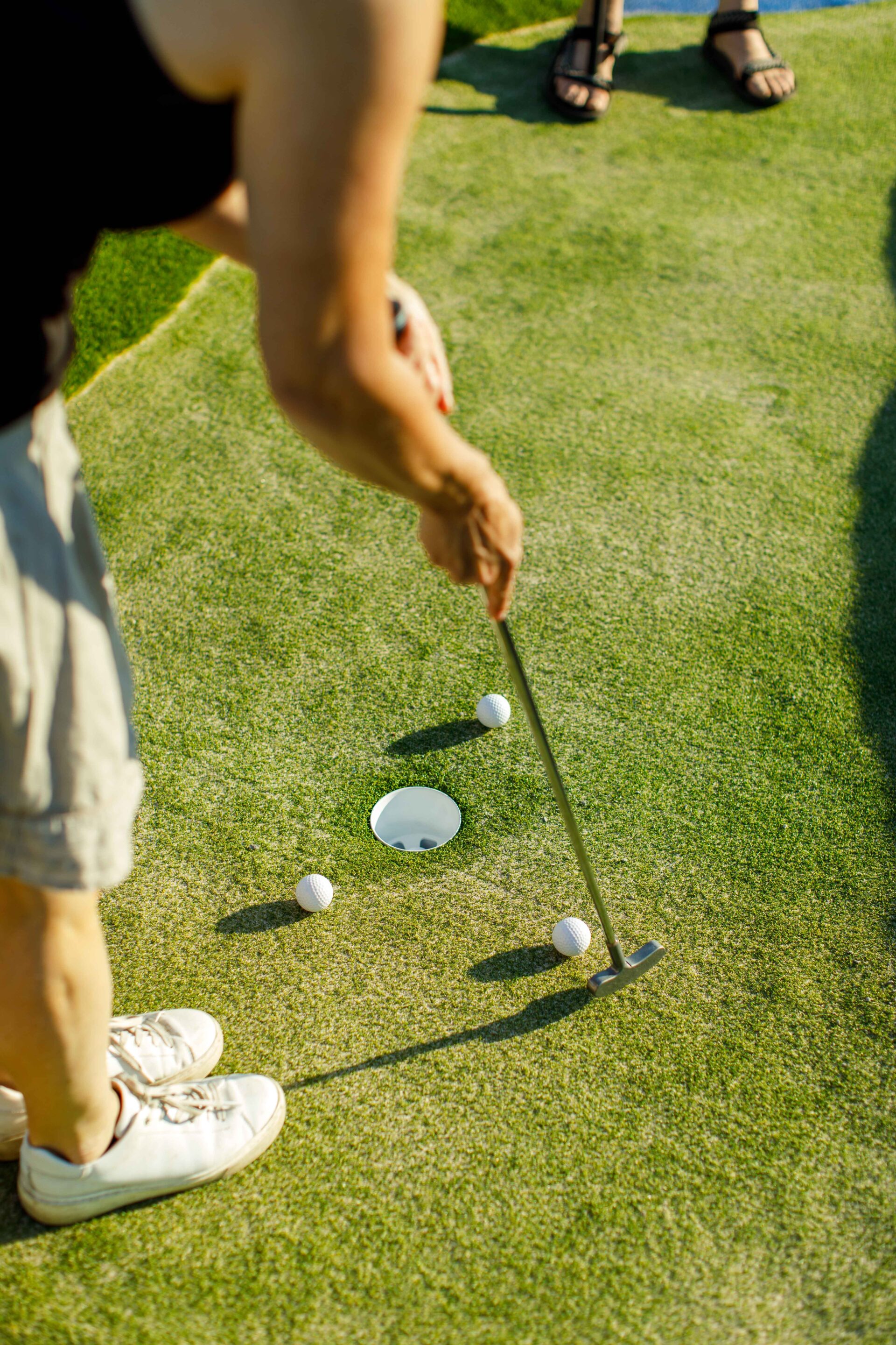 Spieler puttet den Ball ins Loch auf der Gulf Golf Anlage
