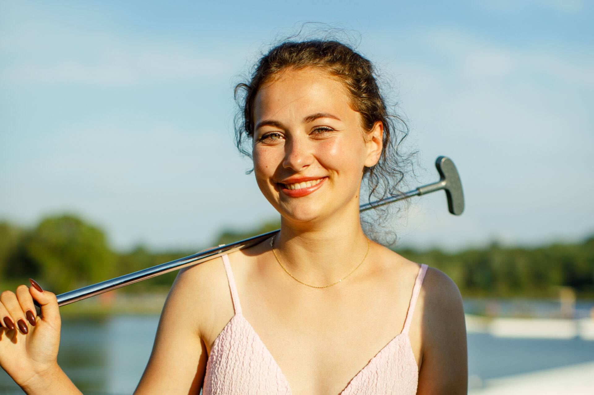 Spielerin mit Golfschläger beim Adventure Golf in Hooksiel