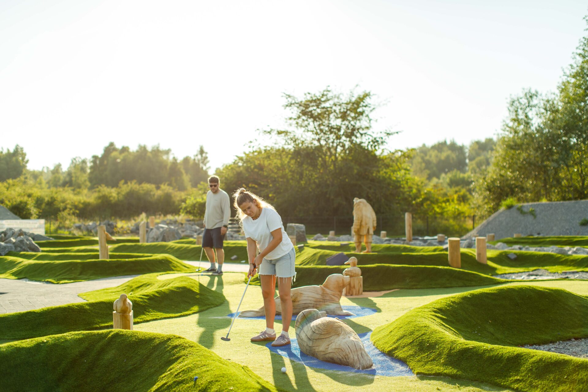 Spielerinnen auf einer naturnah gestalteten Adventure Golf Bahn in Hooksiel