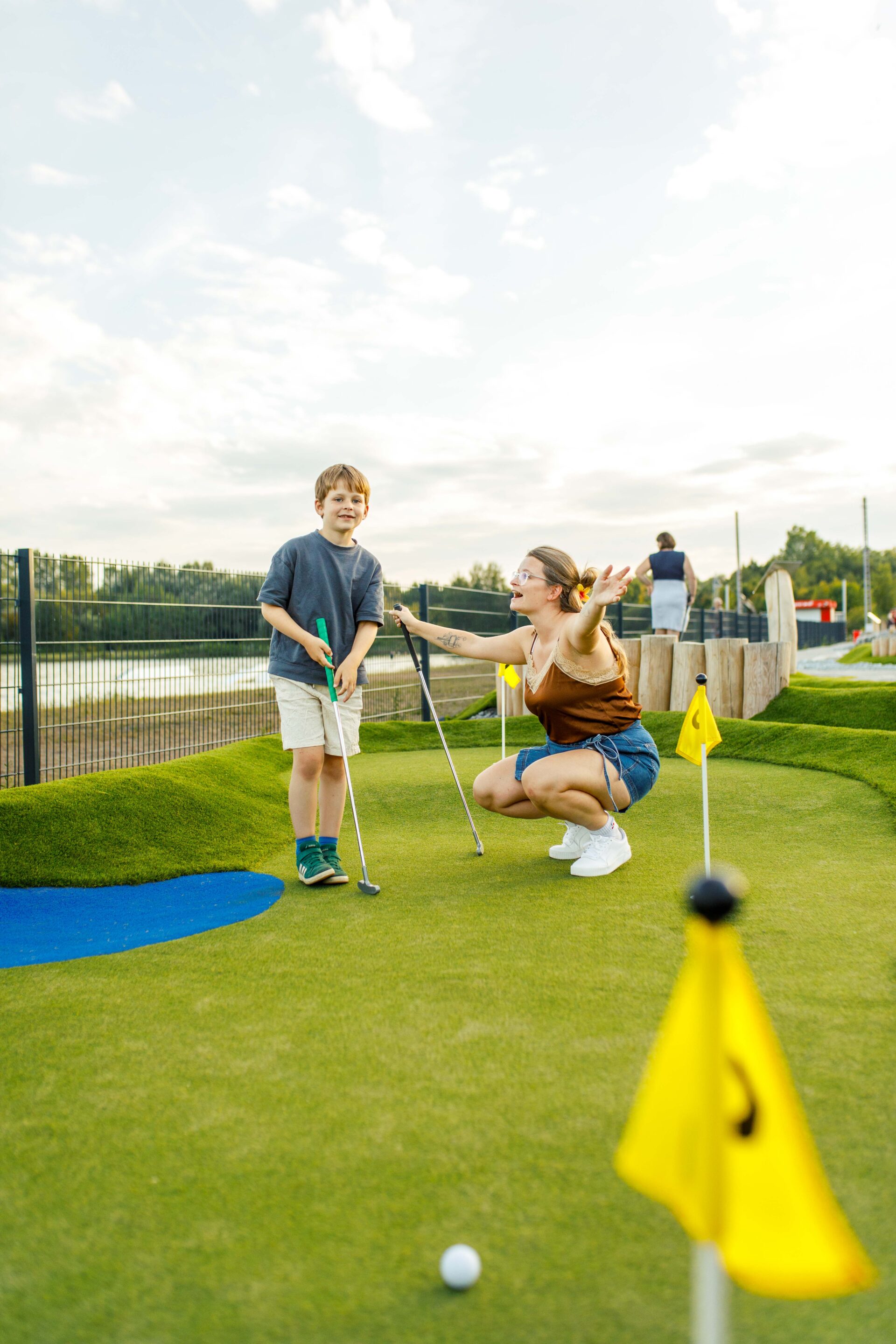 Zwei Personen beim Adventure Golf spielen in Hooksiel