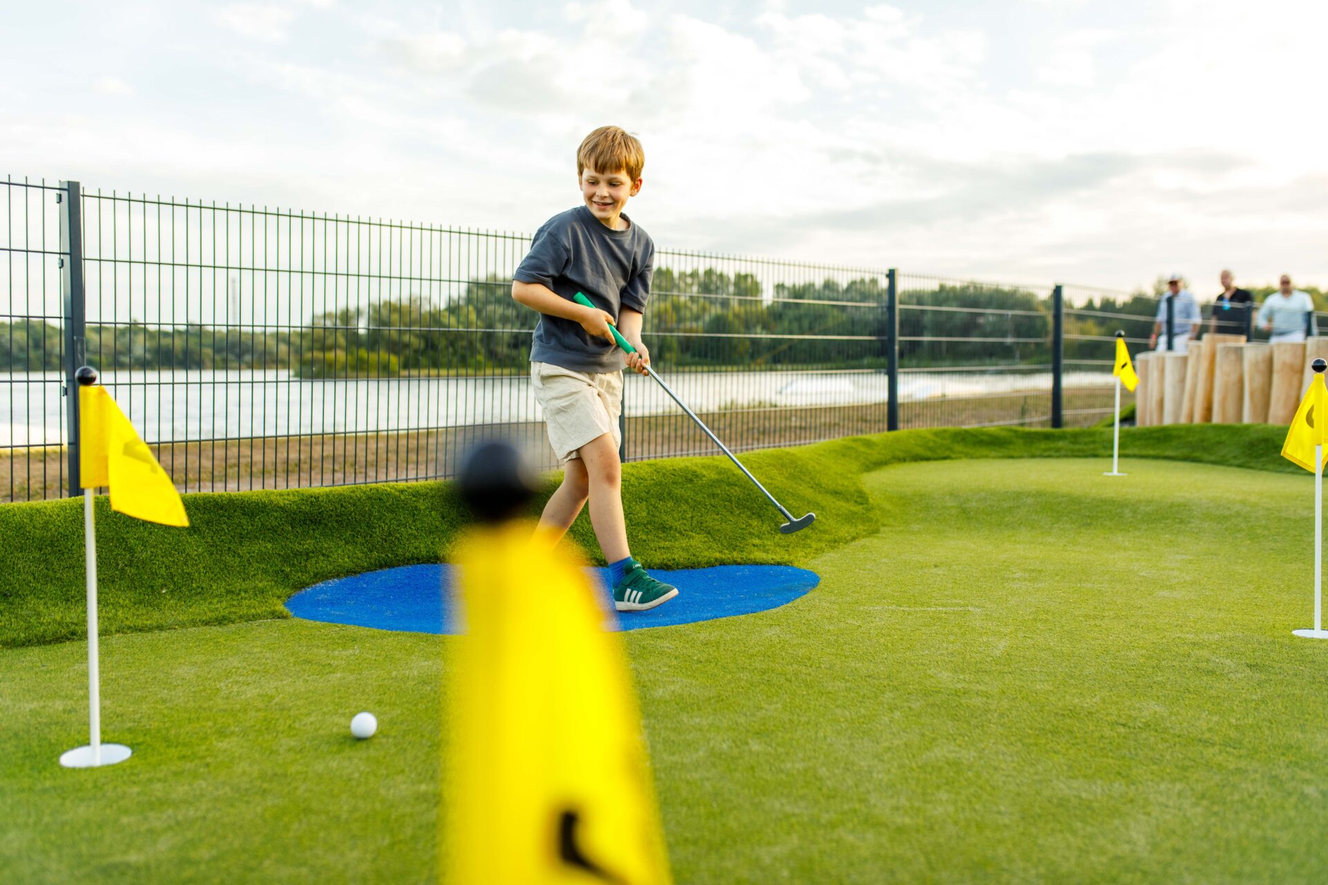 Kind spielt lachend Adventure Golf in Hooksiel