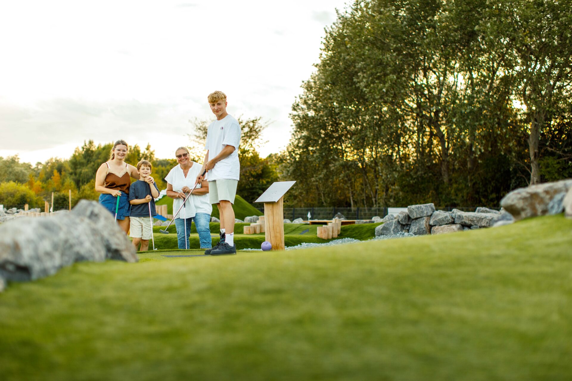 Gruppe beim gemeinsamen Adventure Golf spielen in Hooksiel