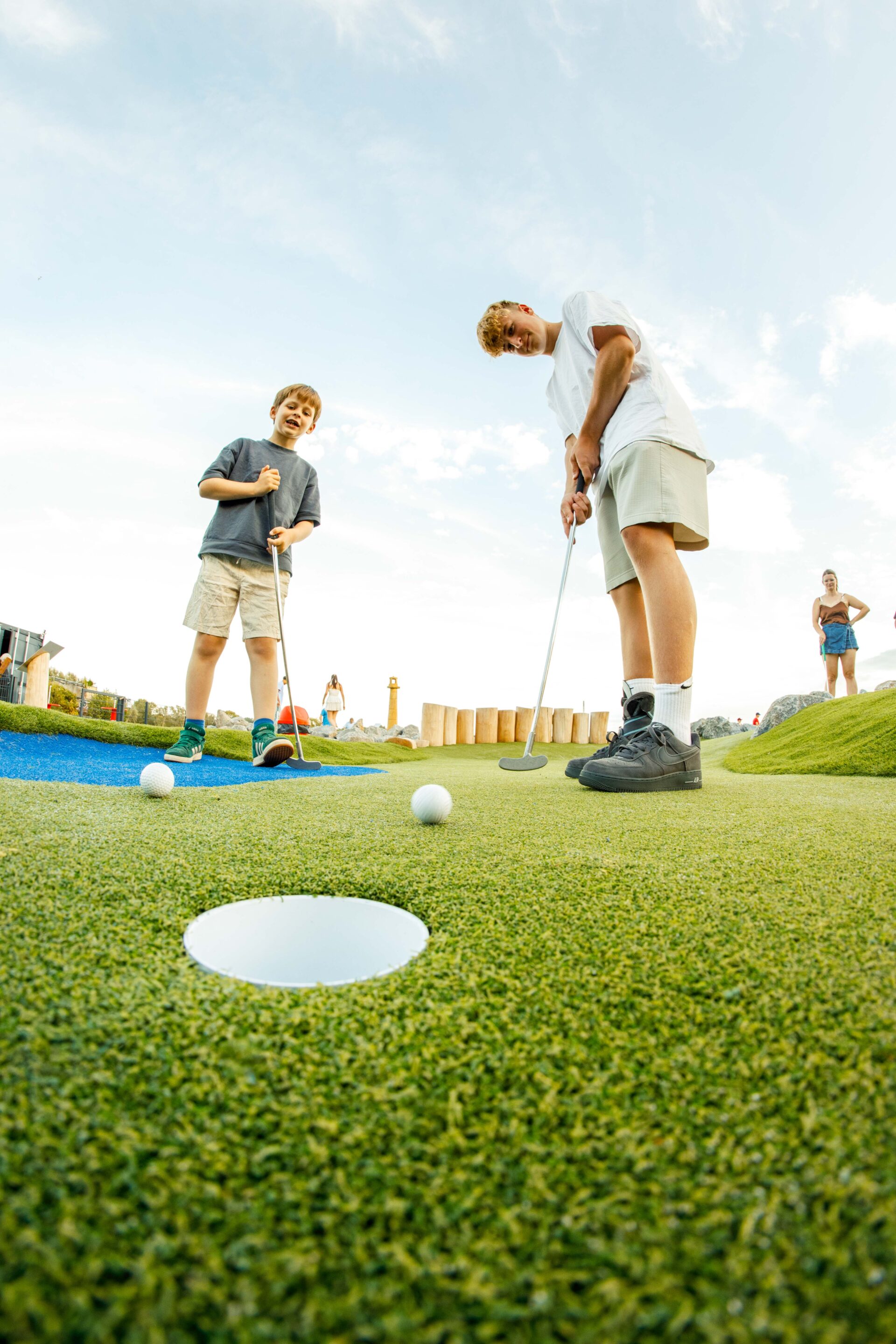 Golfloch auf einer Adventure Golf Bahn mit zwei Spielerinnen in Hooksiel