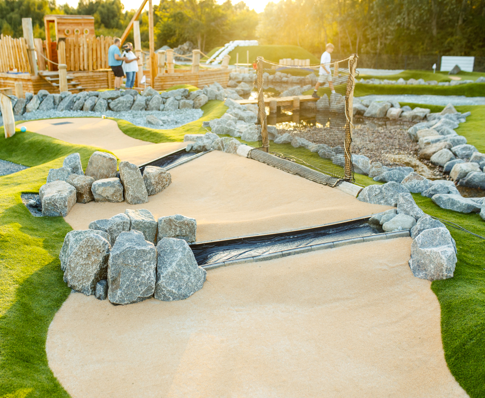 Minigolf Bahn mit Wasserläufen in der Mitte