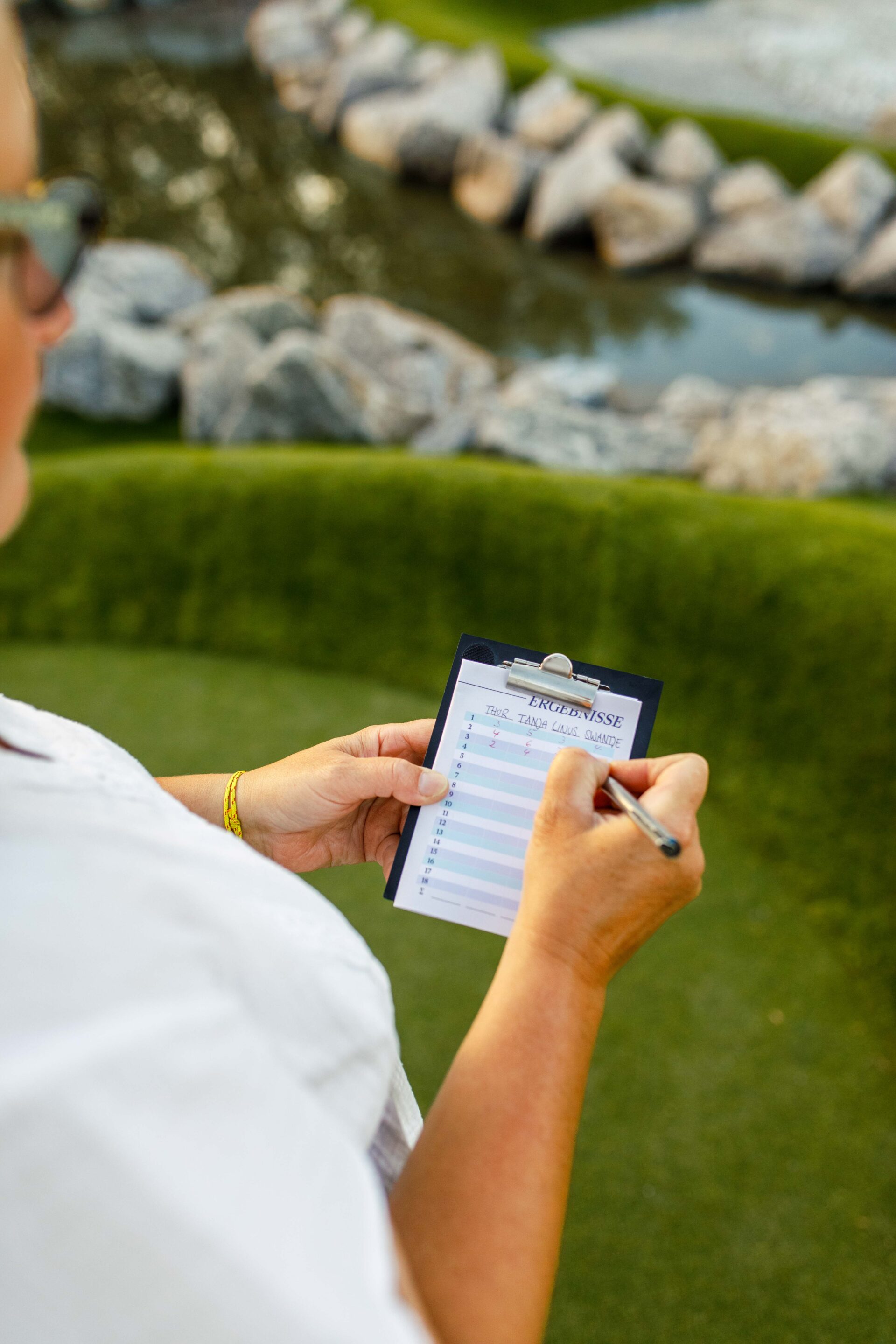 Adventure Golf Spieler mit Punktetafel