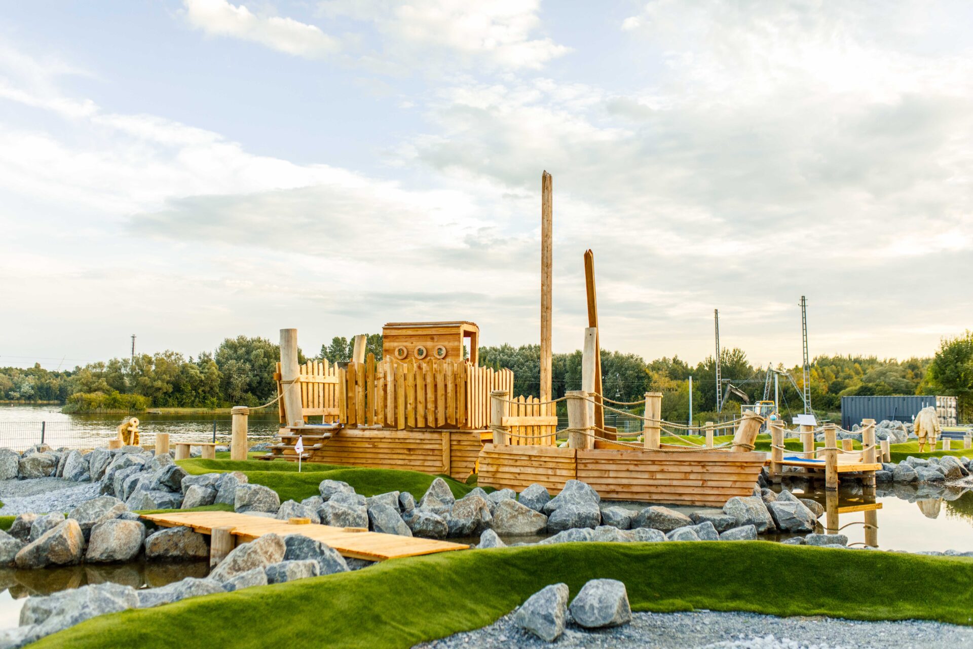 Abschlag Kreativer Fischkutter auf Adventure Golf Anlage
