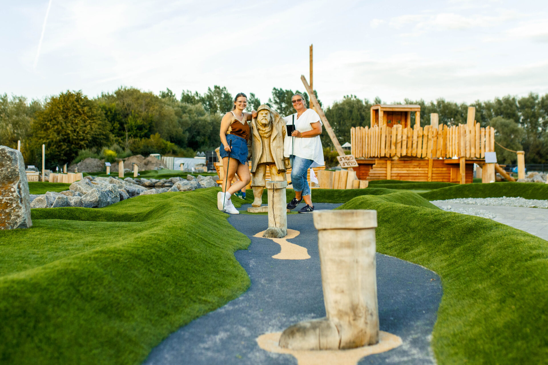 Gruppe auf einer Adventure Golf Bahn mit Hindernis in Hooksiel