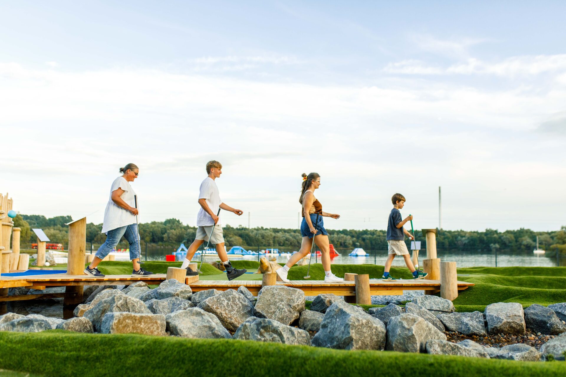 Gruppe beim Adventure Golf spielen in Hooksiel