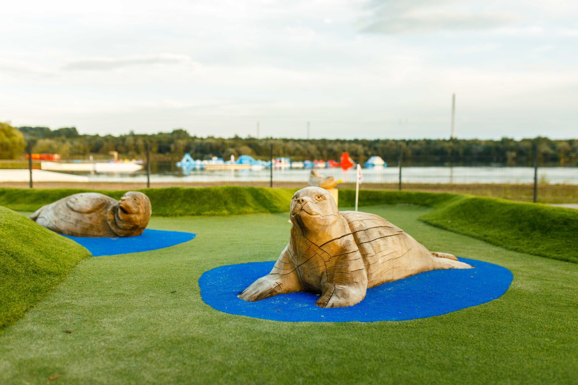 Seehundfigur auf einer Adventure Golf Bahn in Hooksiel